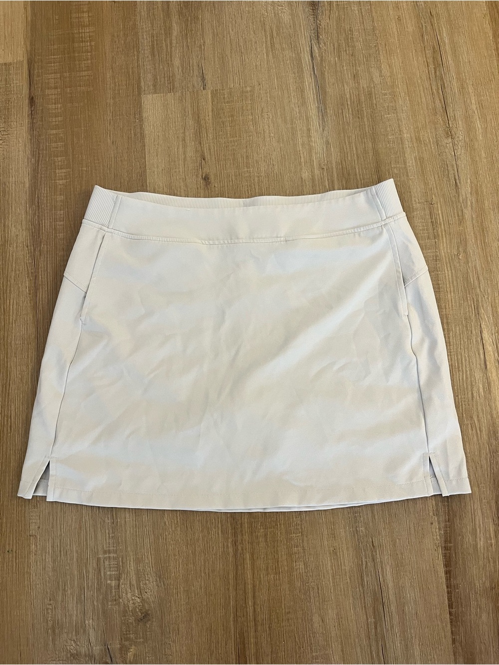 Women’s off White Performance athletic Skirt with built in shorts size L